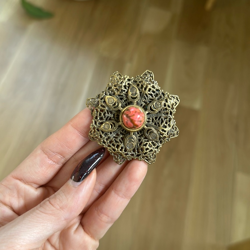 Vintage gold and coral stone brooch - Picture 3 of 7